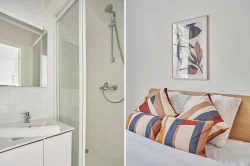 La salle de bains est pourvue d'un lavabo et d'une douche. dans l'établissement Residence Neuilly Bois de Boulogne by Studio prestige, à Neuilly-sur-Seine