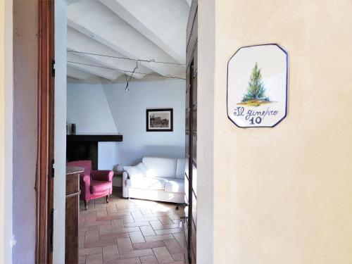 um sinal na parede de uma sala de estar em Property in Gambassi Terme FI em Gambassi Terme