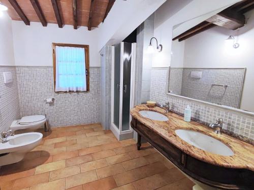 uma casa de banho com 2 lavatórios e um WC em Property in Gambassi Terme FI em Gambassi Terme