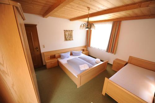 a bedroom with two beds and a window at Appartement Geisler in Finkenberg