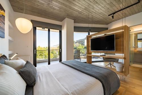 sypialnia z dużym łóżkiem i telewizorem w obiekcie The HostMaster Skyline Pool Oasis Penthouse w Atenach