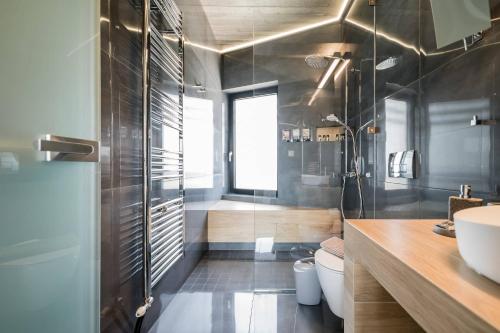 Bilik mandi di The HostMaster Skyline Pool Oasis Penthouse