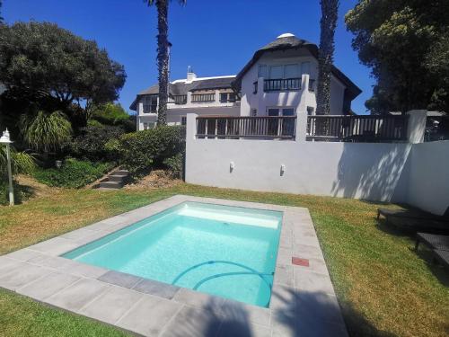 Πισίνα στο ή κοντά στο Luxury Canal Home in St Francis Bay