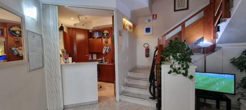 un corridoio con scala e tv in una casa di Hotel Indicatore Budget & Business At A Glance a Campi Bisenzio