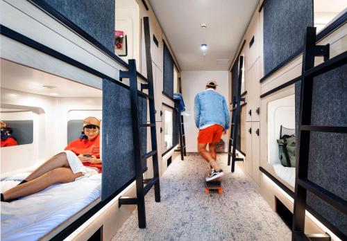 Postel nebo postele na pokoji v ubytování LyLo Auckland Hotel