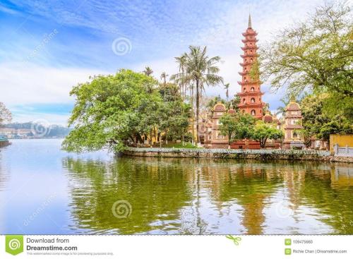 vista su un tempio e su un lago con chiesa di MICHELIA APARTMENT a Hanoi