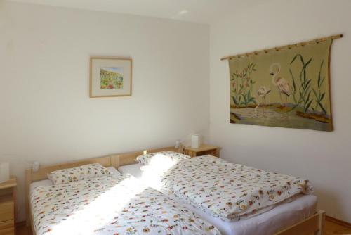 1 dormitorio con 2 camas individuales y una pintura en la pared en Ferienwohnung Ybbsperle, en Waidhofen an der Ybbs