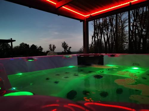 Fotografie z fotogalerie ubytování "Notre Bastide" Maison et table d'hôtes à réserver 48 h avant, Piscine, jacuzzi, Climatisation, , à 5 mn de SARLAT v destinaci Marcillac-Saint-Quentin
