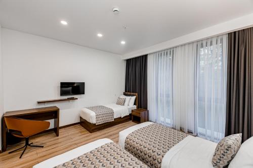 Postel nebo postele na pokoji v ubytování Kutaisi Inn