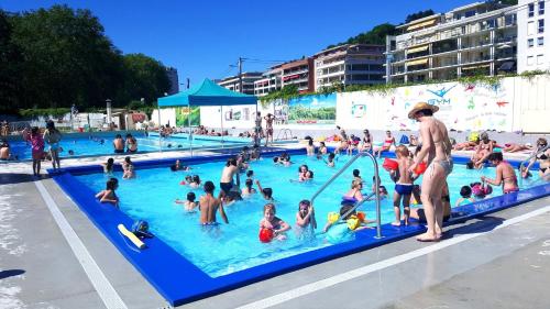 un gran grupo de personas en una piscina en ATELIER DES REVES - au coeur de Besancon - 88 m2 en Besanzón