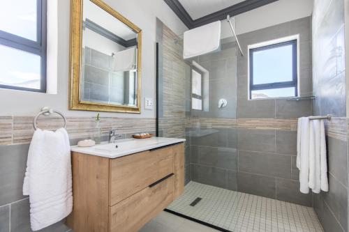 a bathroom with a sink and a shower at Mimosa Lodge in Montagu
