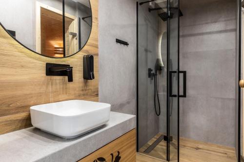 a bathroom with a sink and a shower at udanypobyt Apartamenty Czorsztyn Panorama 2 B in Czorsztyn
