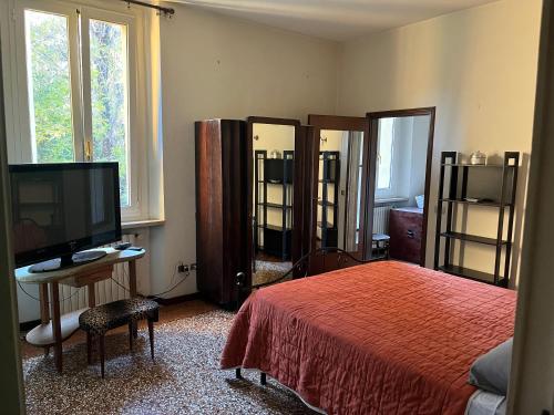 ボローニャにあるSuite 23のベッドルーム(ベッド1台、薄型テレビ付)