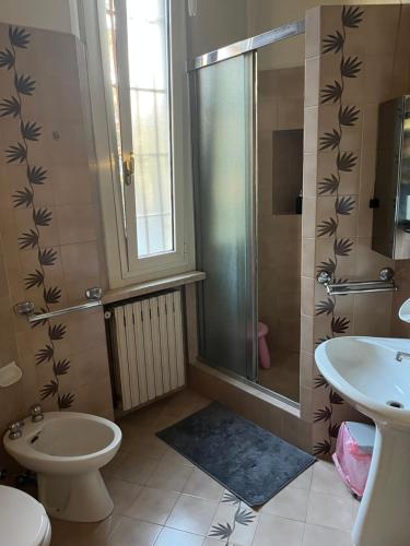 ボローニャにあるSuite 23のバスルーム(シャワー、トイレ、シンク付)