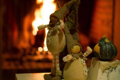 a couple of figurines sitting on a table with a fireplace at Hotel Abaco Altea in Altea