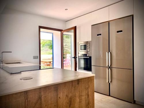 una cucina con frigorifero in acciaio inossidabile e bancone di Villa privada en entorno rural a Cartagena