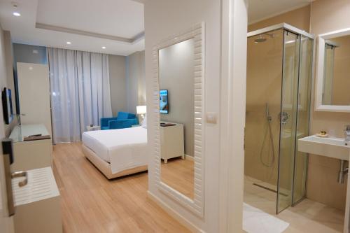 um quarto de hotel com uma cama e um chuveiro em Hotel Luxury em Ksamil