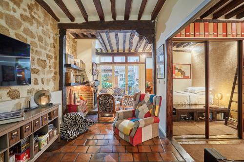 - un salon avec une chambre, un lit et un canapé dans l'établissement Apartment in heart of Marais by Studio prestige, à Paris