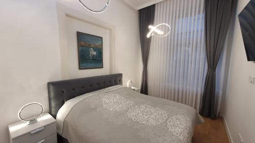 een slaapkamer met een bed en een raam bij KUHARIĆ in Zagreb