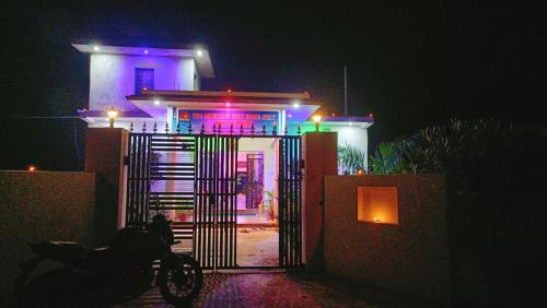 una casa con una moto parcheggiata di fronte ad essa di notte di The Mountain View Home Stay a Khajurāho