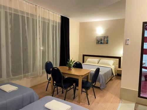 um quarto de hotel com uma mesa e uma cama em Live Inn Bulgaria town Svishtov em Svishtov