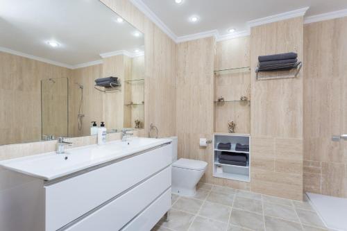 La salle de bains est pourvue d'un lavabo et de toilettes. dans l'établissement Over the Ocean, à Candelaria
