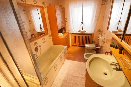 ノイシェーナウにあるFerienhaus "Lisa´s Häusl"のバスルーム(バスタブ、洗面台、トイレ付)