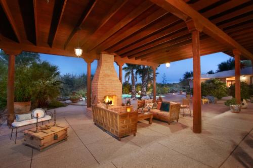 Ruang duduk di Cactus Cove Bed and Breakfast Inn