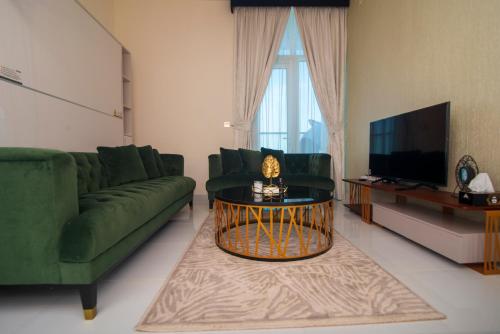 Area soggiorno di Luxury 1 bedroom apartment in Miraclz tower by Danube Properties