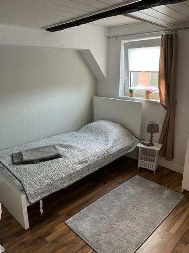 Un pat sau paturi într-o cameră la Bauernhaus nähe Bad Gandersheim