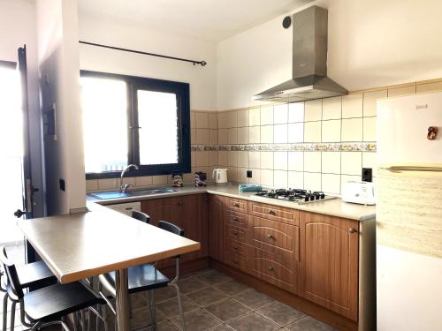 kuchnia z drewnianymi szafkami i zlewem w obiekcie APARTAMENTO SOL PLAYA w mieście Punta de Mujeres