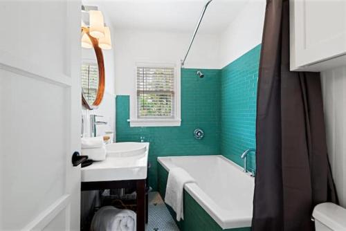 baño verde con bañera y lavamanos en Culver city 2 bedroom walking distance to downtown unit B, en Los Ángeles