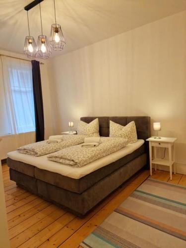 sypialnia z dużym łóżkiem w pokoju w obiekcie Zum Jakobi 5 w mieście Goslar