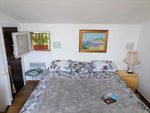 une chambre avec un lit et une fenêtre dans l'établissement Duplex vue mer golf de Saint-Tropez plage à 300m, aux Issambres