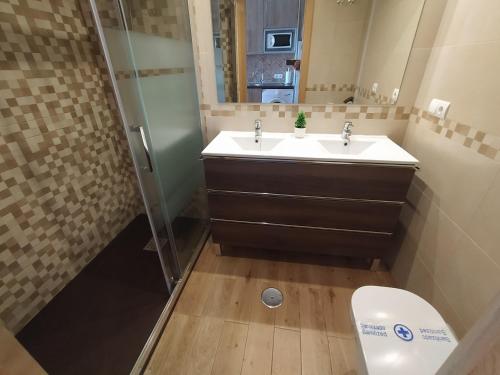 een badkamer met een wastafel, een douche en een toilet bij Vive Benalmadena, Estudio Benal Beach 2-501, vistas al mar y parque acuático in Benalmádena