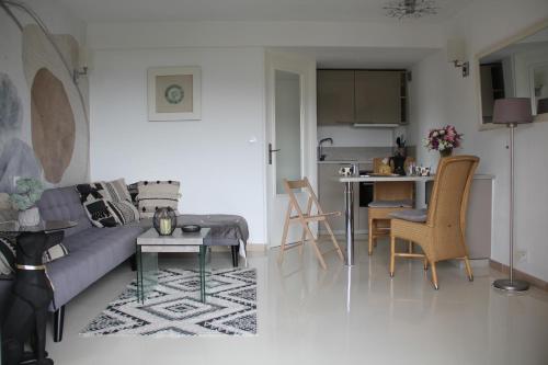 un salon avec un canapé et une table dans l'établissement Duplex vue mer golf de Saint-Tropez plage à 300m, aux Issambres