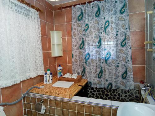 y baño con lavabo y ducha. en Majada Blanca, en Antigua