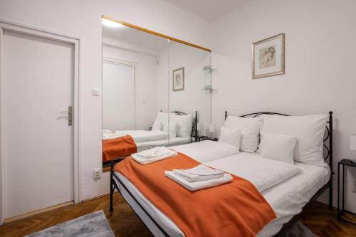 ein Schlafzimmer mit einem Bett mit zwei Handtüchern darauf in der Unterkunft Mirage Monte Apartment in Budapest
