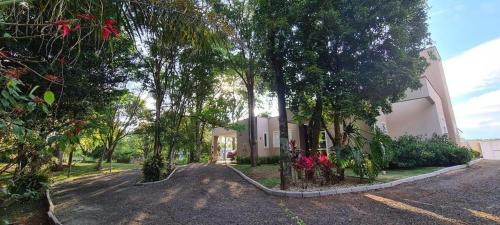 una casa con muchos árboles delante de ella en Quinta do Trevo, en Chapecó
