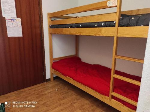Poschodová posteľ alebo postele v izbe v ubytovaní LA NORMA LES BALCONS DE LA Vanoise