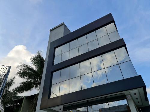 un edificio alto con muchas ventanas en Seasons BC, en Balneário Camboriú