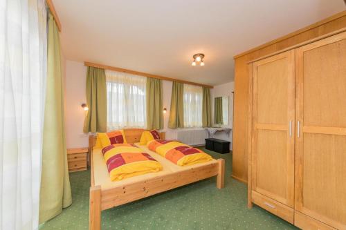 Tempat tidur dalam kamar di Alpenhof Grafleiten