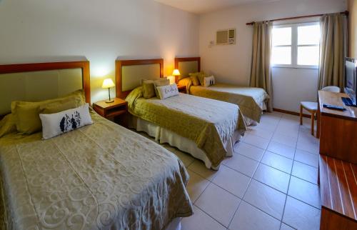 pokój hotelowy z 2 łóżkami i oknem w obiekcie Hotel La Huertita w mieście Libertador General San Martín