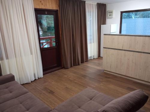 sala de estar con sofá y cocina en Casa Familiei, en Brasov