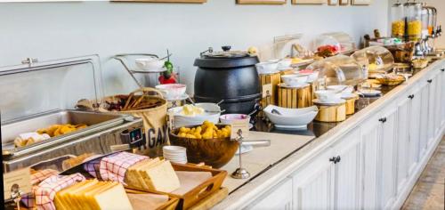 杜拜的住宿－MOUNT SINA HOTEL By AURA，厨房柜台上放着一大堆食物