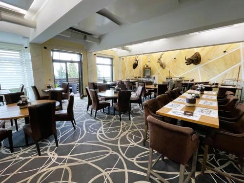 阿贝尔塔米Apartmán Plešivec u sjezdovky的用餐室配有木桌和椅子