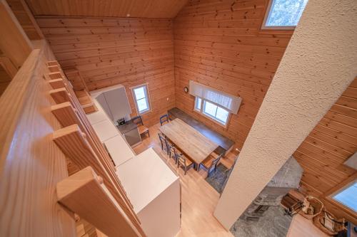 an overhead view of a kitchen and dining room in a tiny house at Levillas Kätkänkuja 3 Villas in Levi