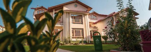 uma casa com uma caixa de correio verde em frente em Hotel Al Azrah em Srinagar