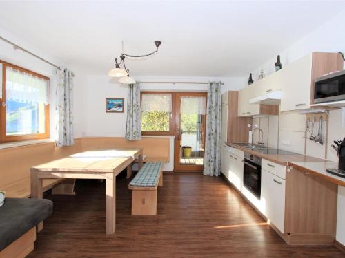 Zellberg的住宿－Apartment Geisler by Interhome，厨房以及带桌子和沙发的客厅。