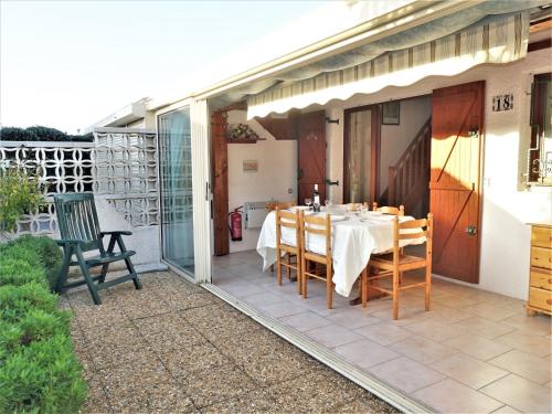 a patio with a table and chairs on a balcony at Holiday Home L'Hacienda by Interhome in Narbonne-Plage